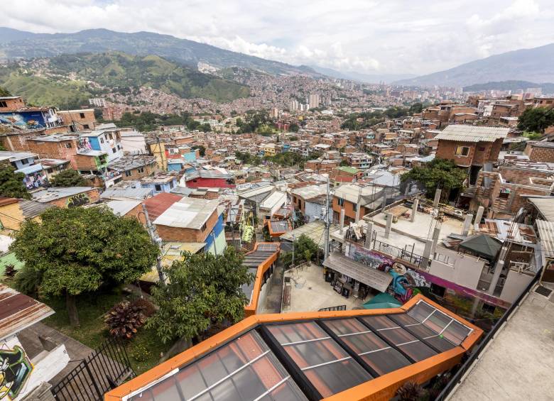 Vista desde las escaleras eléctricas de la comuna 13, al occidente de Medellín.FOTO: Camilo Suárez