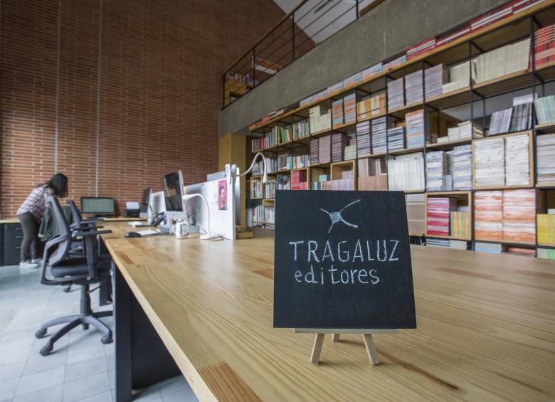La nueva sede, un edificio de tres niveles en El Poblado, incluye un café-librería, sala de exposiciones, aulas para talleres y un espacio para coworking. FOTO edwin Bustamante