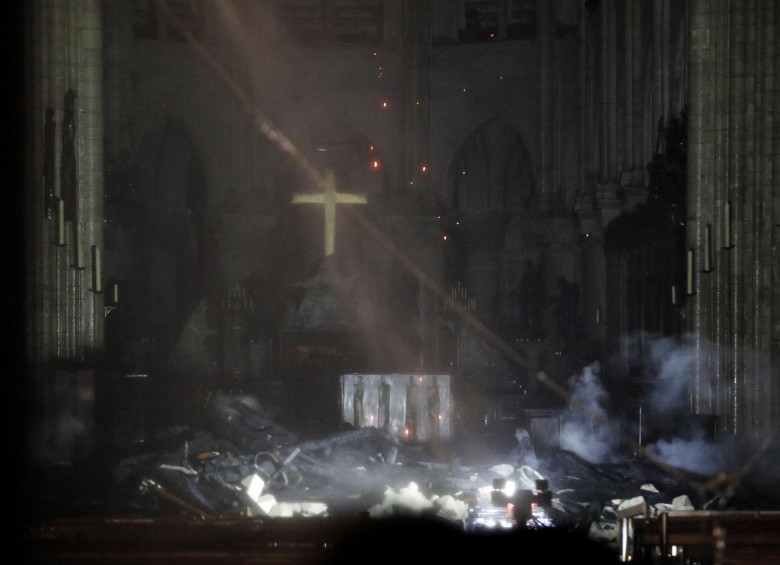 Los bomberos logran sofocar el fuego en la Catedral de Notre Dame. FOTO: EFE