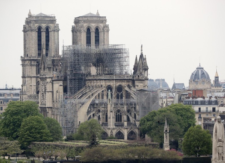 El alivio era también grande entre los parisinos, que descubrían el martes por la mañana que la fachada y las dos torres de la catedral seguían de pie. FOTO EFE