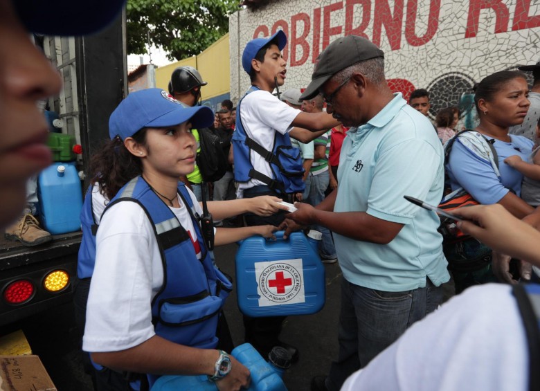 Miembros de la Cruz Roja Internacional repartieron ayer ayuda humanitaria en Caracas, Venezuela. FOTO EFE