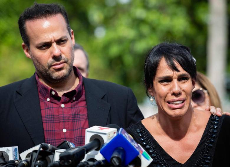 Marisol Sosa, hija del cantante José José, habla durante una rueda de prensa con su hermano José Joel Sosa, en el Parque Bayfront de Miami. Foto: AFP
