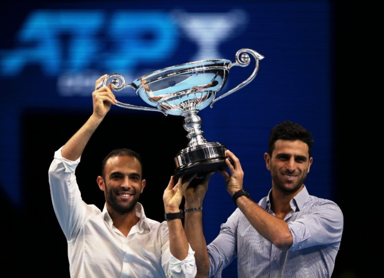 Farah y Cabal exhiben el trofeo que los acredita como los mejores de 2019. Viene la Copa Davis. FOTO cortesía COC