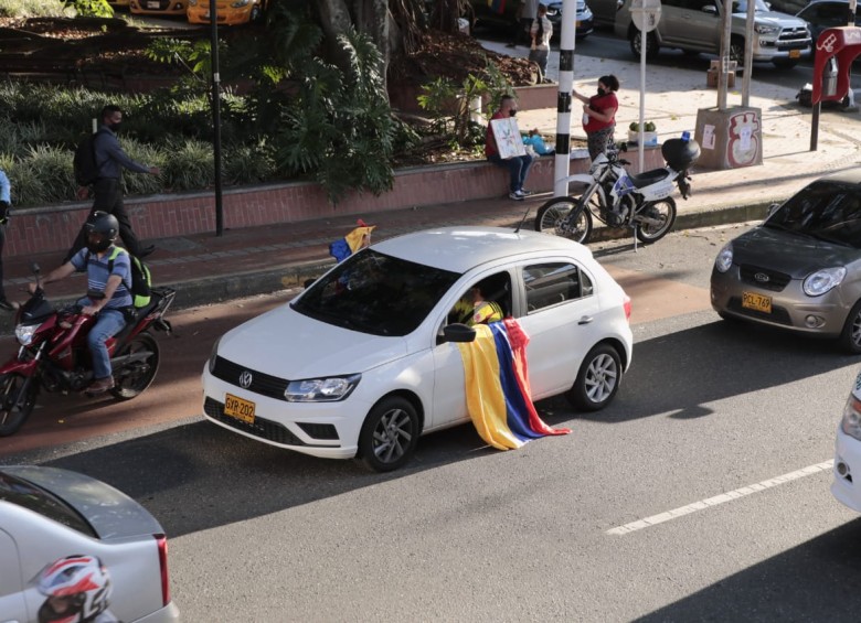 A pesar del llamado a la prudencia del primer mandatario local, ciudadanos se citaron a través de redes sociales y salieron con banderas por las calles de la ciudad. FOTO CARLOS VELÁSQUEZ
