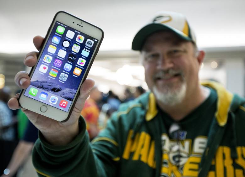 Un comprador muestra orgulloso su iPhone 6 Plus, las ventas de Apple del iPhone 6 ayudaron a incrementar sus cifras a finales de 2014. FOTO AP