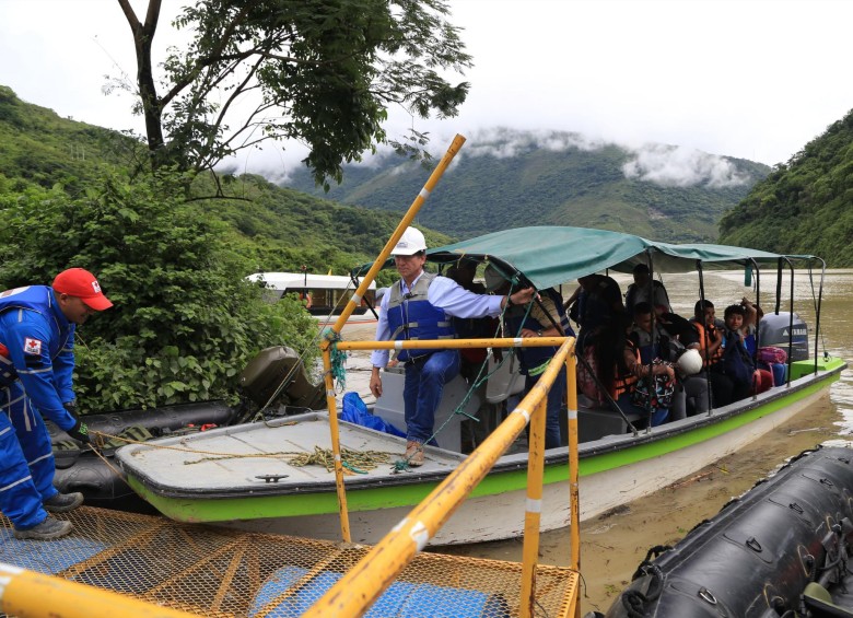 Lancha con la que comunican a la población de Ituango, que quedó afectada por el represamiento del río Cauca. FOTO CORTESÍA EPM