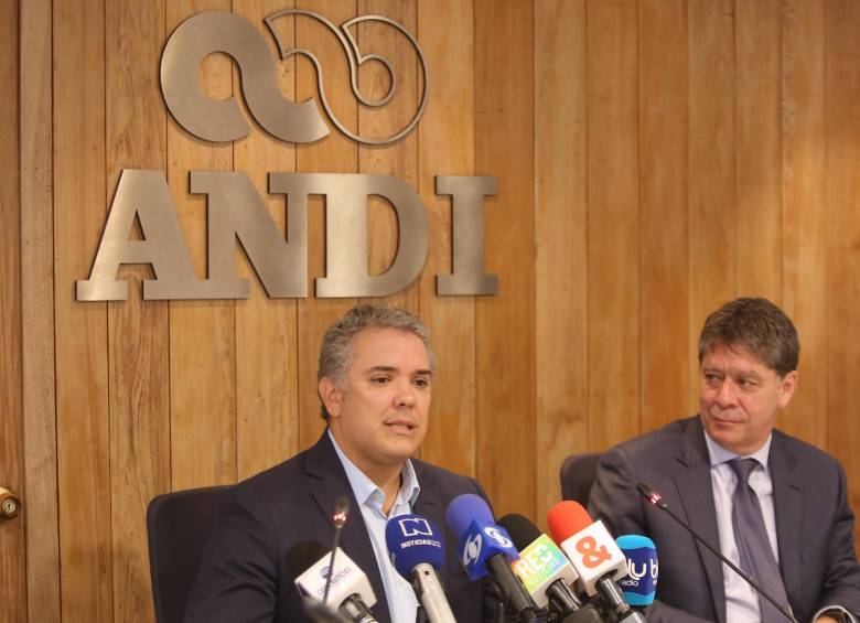 El mandatario electo Iván Duque junto al presidente de la Asociación Nacional de Empresarios de Colombia (ANDI), Bruce Mc. Master, ayer durante rueda de prensa. FOTO Colprensa