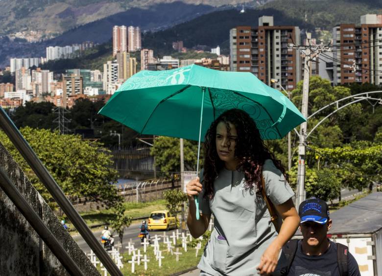 El uso de sombrillas y parasoles, así como de protector solar, son necesarios durante estos días de tiempo seco. FOTO Jaime Pérez