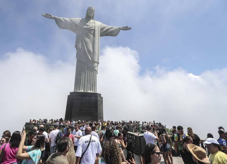 Pese a las medidas, el Cristo Redentor en Río de Janeiro permaneció lleno de turistas el fin de semana pasado. FOTO EFE