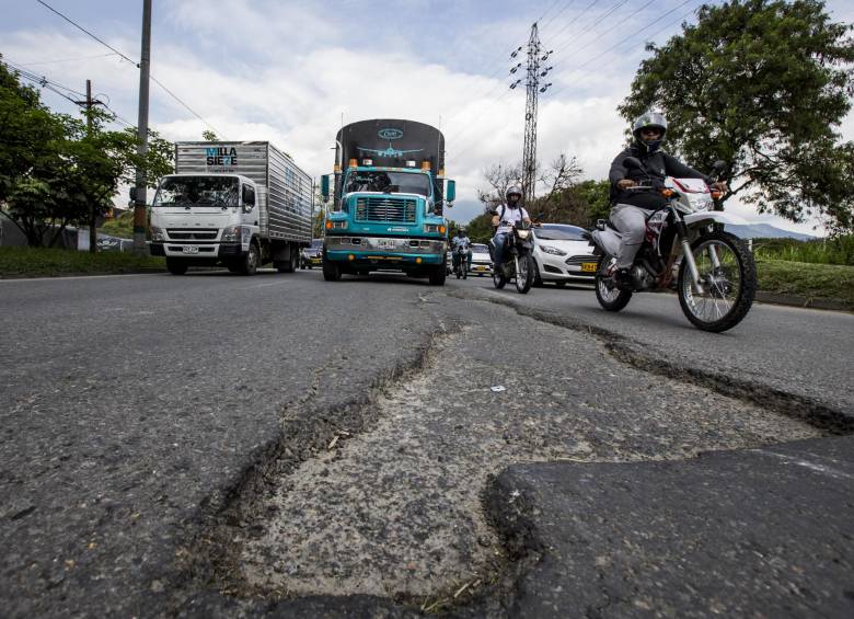 Este es el estado de la Avenida Regional a la altura del centro comercial Mayorca. Hay cuatro kilómetros que requieren de un mantenimiento urgente para varios huecos que obligan a los conductores a invadir el carril vecino mientras los esquivan. FOTO Julio Herrera