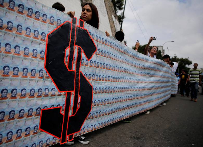 El mandatario venezolano Nicolás Maduro afirma que las cifras de precios emitidas por la Asamblea Nacional son una prueba de la guerra económica en contra de su Gobierno. FOTO Reuters