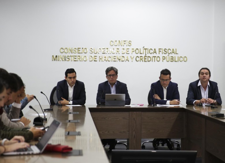 El ministro de Hacienda, Alberto Carrasquilla, dio un parte de tranquilidad sobre el cambio de regla fiscal. FOTO Colprensa