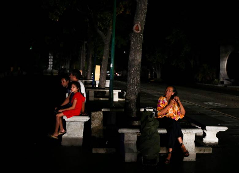 Venezuela comenzó a sufrir apagones en 2008. En el actual las luces de los carros en las calles y las lámparas de aceite son la fuente de iluminación. FOTOS AFP