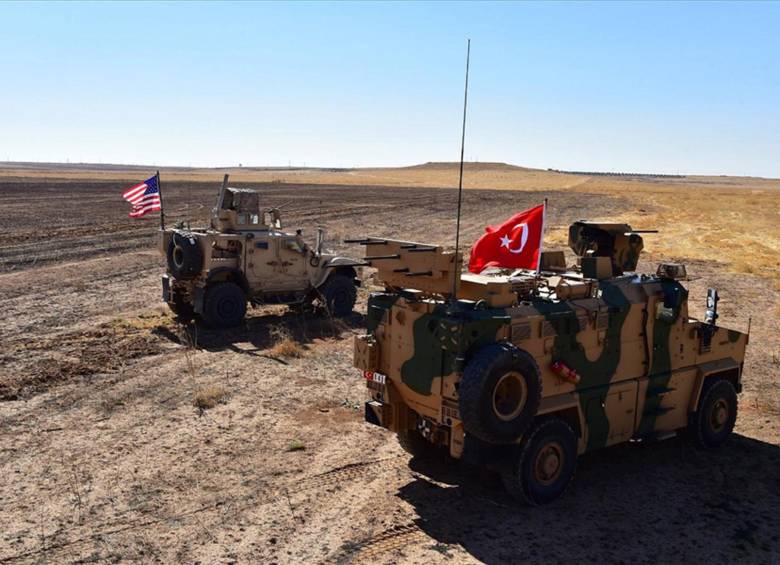 Vehículos del ejército turco y estadounidense en la ciudad de Tal Abyad en la frontera entre Turquía y Siria en el noreste Siria. Imagen del 8 de septiembre de 2019. FOTO: EFE