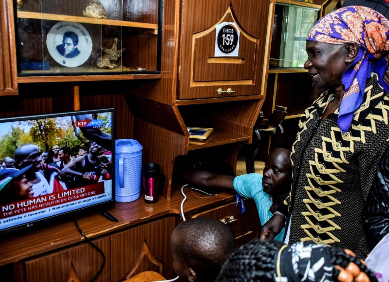 La madre del keniata disfrutando el triunfo. FOTO AFP