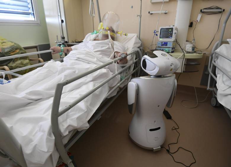 Los robots, dotados con una cabeza-pantalla rectangular, parecen salidos de una película futurista. FOTO AFP