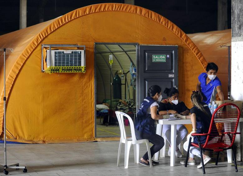 Con hospitales de campaña construidos con carpas y contenedores, médicos voluntarios intentan hacer frente al coronavirus en Santa Cruz de la Sierra, Bolivia. FOTO AFP