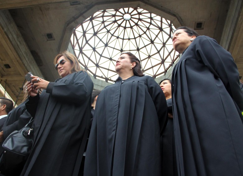 Protesta en el Palacio de Justicia de Bogotá, jueces y magistrados rechazaron el proyecto de Equilibrio de Poderes. FOTO COLPRENSA