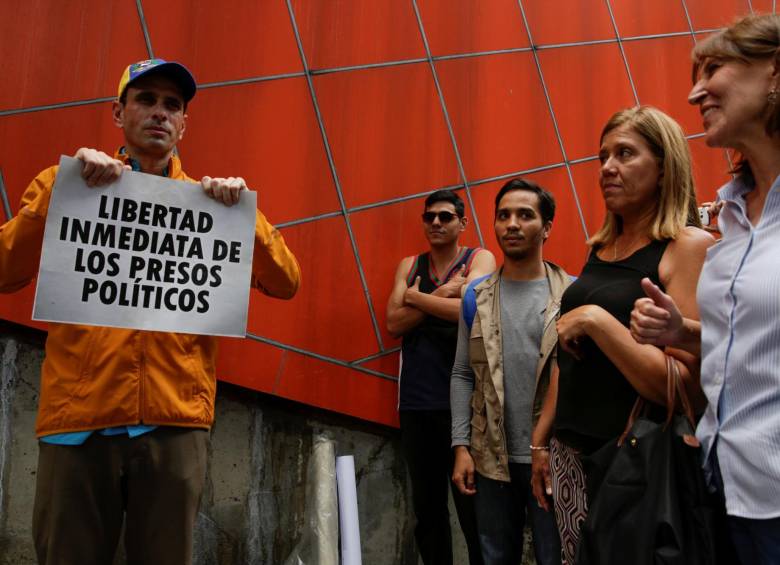 El líder de la oposición y gobernador del estado Miranda, Henrique Capriles, en compañía de manifestantes. FOTO reuters