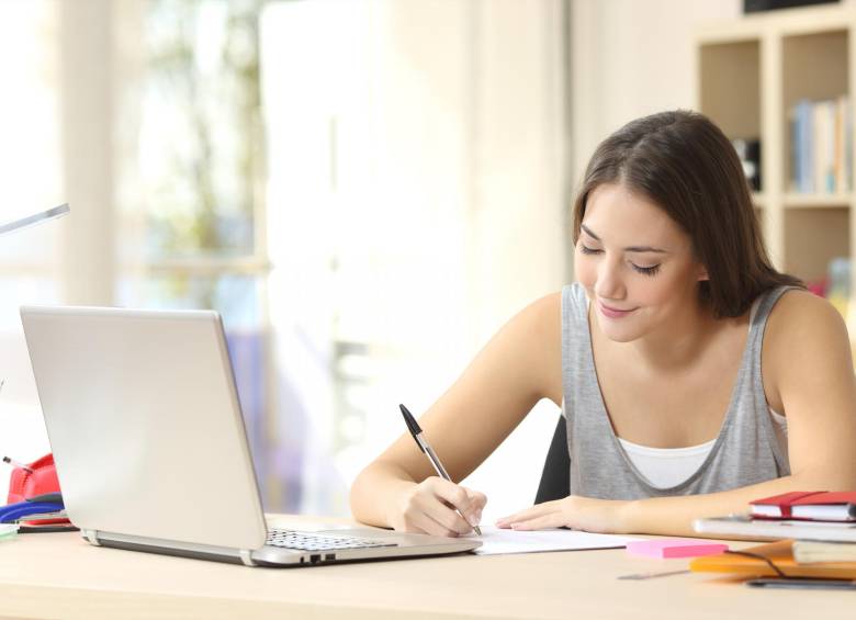 Para acortar distancias, disponer de más tiempo y entregar nuevas herramientas a los estudiantes, las instituciones de educación para el trabajo y el desarrollo humano le apuestan a la virtualidad. FOTO sstock