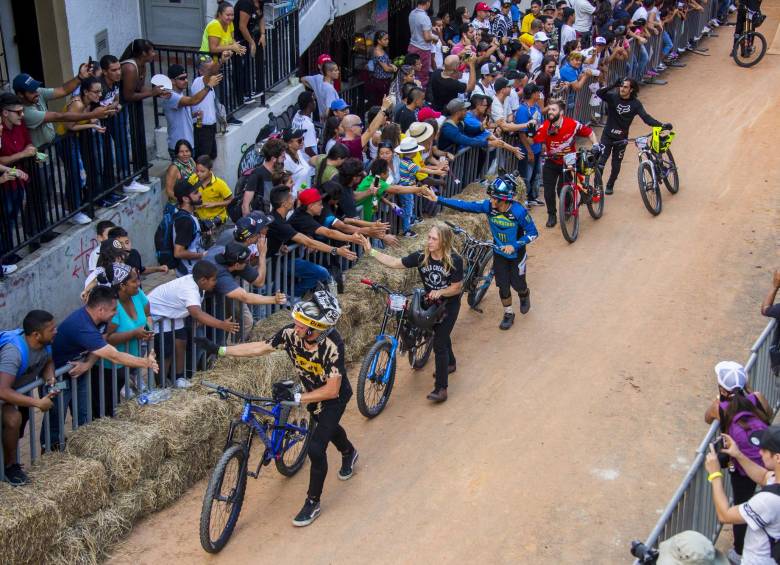 Los pilotos agradecieron el apoyo del público. Por Colombia, Sebas Posada, Niko Correa y Pipe Rodríguez.