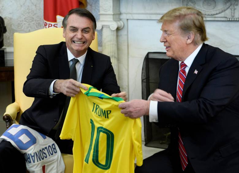 Los presidentes de Brasil, Jair Bolsonaro, y de EE. UU., Donald Trump, intercambiaron camisetas de fútbol. FOTO AFP