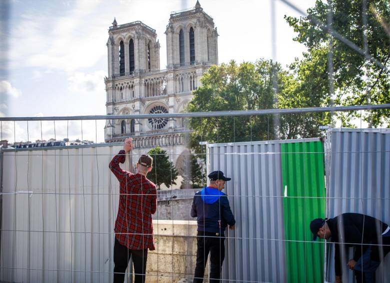 Trabajadores instalan paneles de protección para asegurar un perímetro alrededor de la Catedral de Notre Dame Workers. Foto: EFE