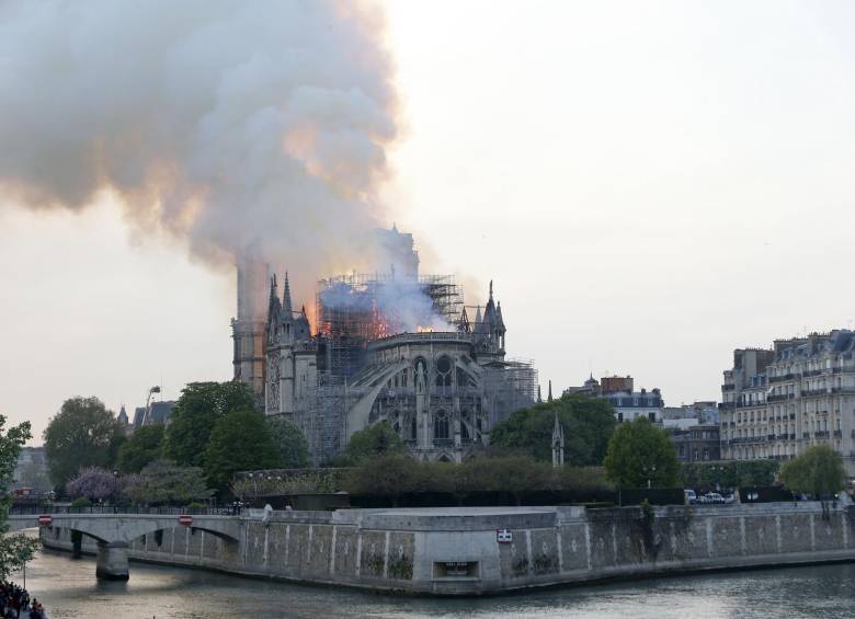 El 15 de abril de 2019 sufrió un incendio que acabó con parte del techo de este majestuoso símbolo de la cristiandad. En ese momento estaba en restauración. 