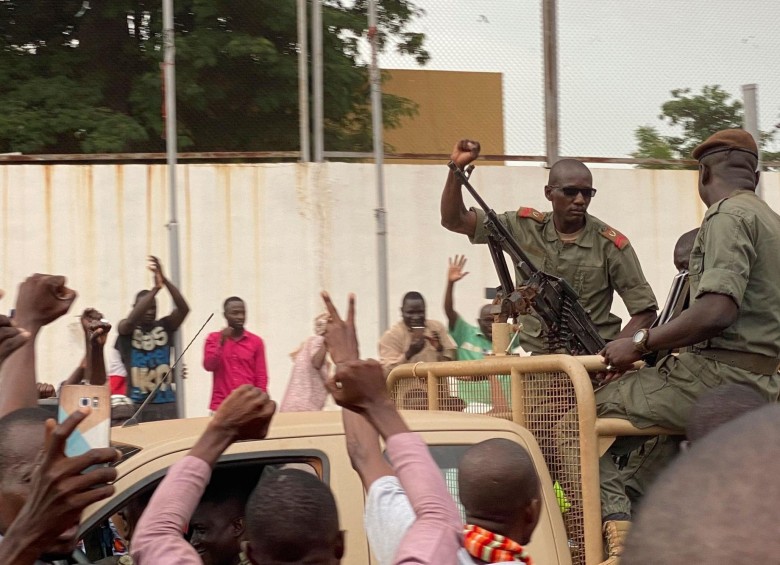 Los soldados malienses celebran en la plaza de la Independencia en Bamako este martes. FOTO AFP