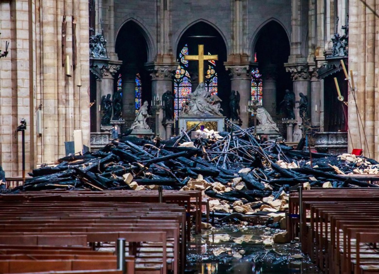 Vista interior de Notre Dame luego de los hechos ocurridos el lunes. Aún no se conoce el origen de la conflagración. FOTO Efe