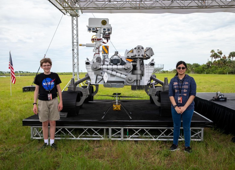 Los estudiantes Alex Mather, a la izquierda, nombró al rover Perseverance, y Vaneeza Rupani nombró al helicóptero Ingenuity. FOTO NASA
