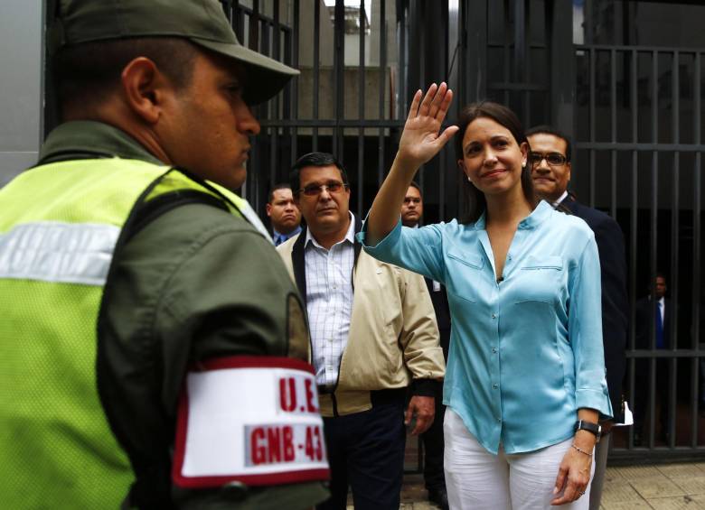 no tengo miedo no podemos tener miedo, somos una enorme mayoría que quiere un cambio profundo”, aseveró. Machado antes de ingresar a la diligencia. FOTO REUTERS