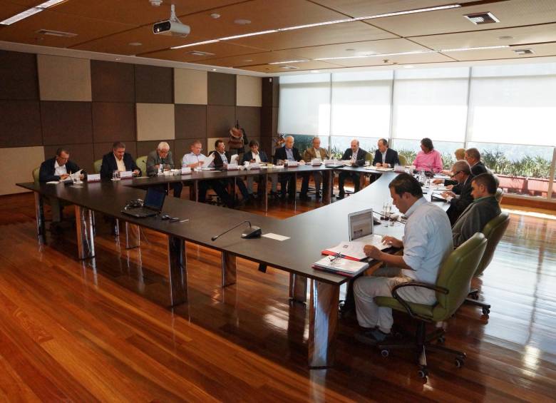 El Comité Departamental de Cafeteros de Antioquia le entrega su respaldo a Roberto Vélez, que le significan seis votos para su aspiración. FOTO Cortesía