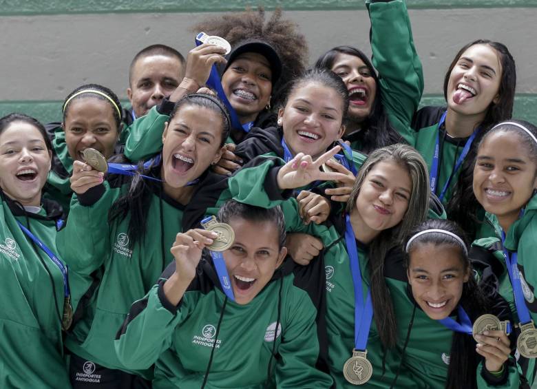 Estas son las chicas de la IE La Independencia, campeonas en el fútbol de salón.
