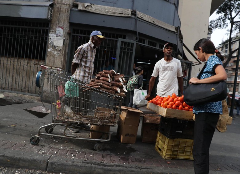 El informe de HRW asegura que en ocasiones los venezolanos solo consumen una yuca y una lata de sardinas al día. FOTO EFE
