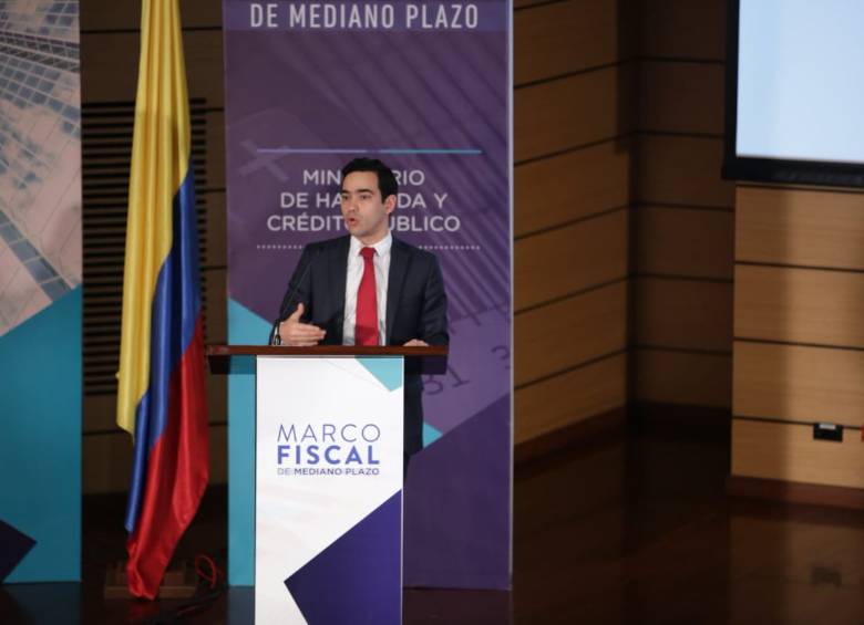 Luis Alberto Rodríguez, viceministro Técnico de Hacienda, presentó el MFMP 2019, en Bogotá. Foto. Tomada de Twitter de MinHacienda.