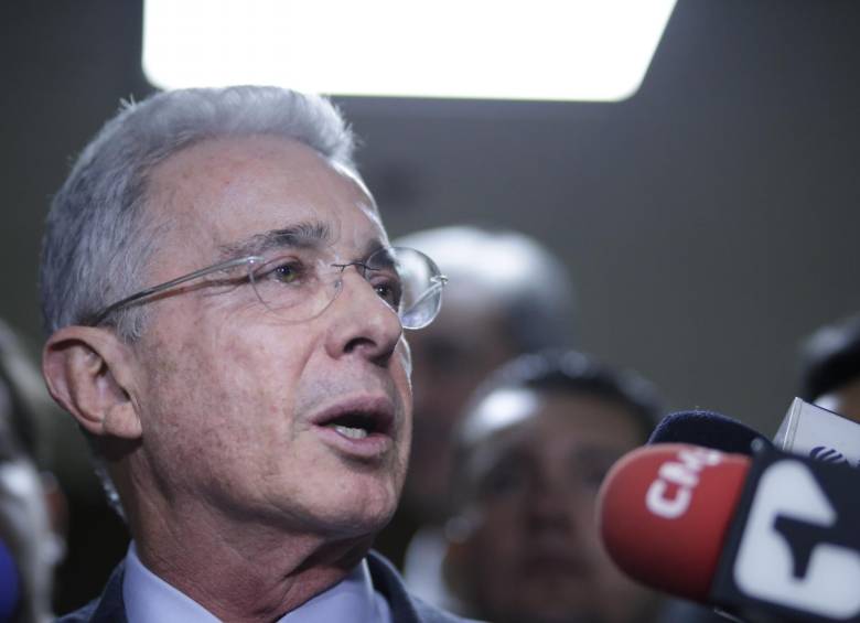 El senador Álvaro Uribe se destaca por ser altamente activo en las redes sociales. FOTO COLPRENSA