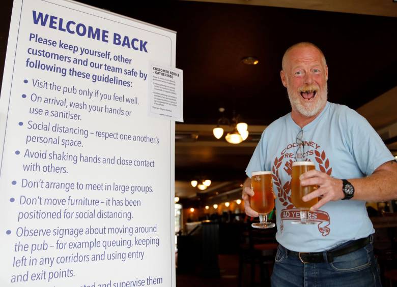 Así celebraron los británicos la reapertura de los pubs