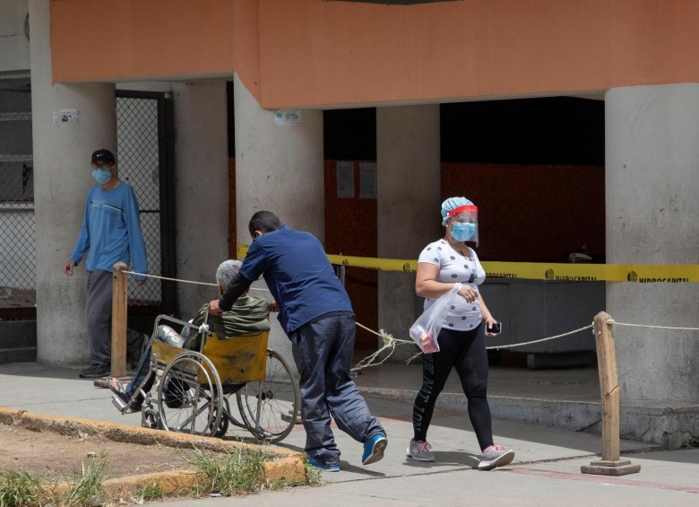 Venezuela la COVID-19 tiene víctimas invisibles, personas de carne y hueso que quedan fuera de la estadística. FOTO EFE
