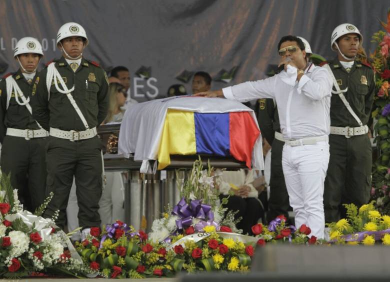 En el Parque de la Leyenda Vallenata se realiza el homenaje a Martín Elías. En la imagen Rafael Santos cantándole a su hermano. FOTO Cortesía El Universal.