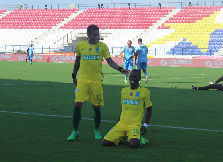 Dayro Moreno y Rodin Quiñones celebran el gol del extremo, el segundo que anota de manera consecutiva luego de marcarle a Medellín en el clásico paisa. FOTO cortesía meridiano de córdoba 