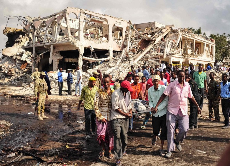 Fueron dos camiones cargados con explosivos los que detonaron los terroristas en la capital de Somalia. Ambos sitios tenían gran afluencia de personas en el momento del ataque. FOTO AFP