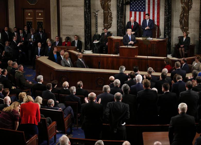 En el Capitolio norteamericano, durante el discurso del Estado de la Unión del presidente Donald J. Trump, las bancadas demócratas y republicanas se vieron más alejadas que nunca. FOTO efe. 