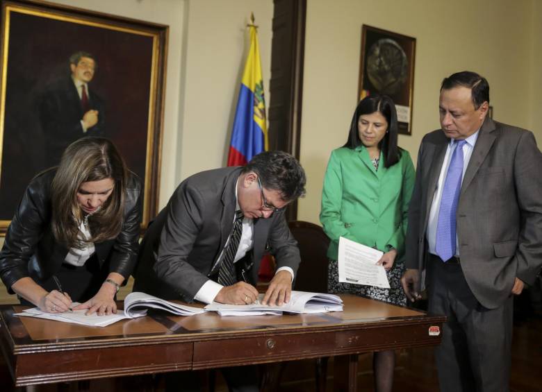 La ministra de Minas, María Fernanda Suárez, y el ministro de Hacienda, Alberto Carrasquilla, radicaron el proyecto de ley de presupuesto. Foto Cortesía Minhacienda
