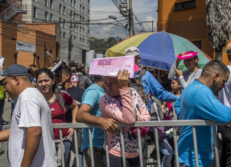 Venezolanos reunidos en la bodega de Comfama, ubicada en la calle 34 # 45A-18, sector conocido como El Perpetuo Socorro, para participar en la primera feria de empleo hecha para ellos y otros migrantes. Foto: Santiago Mesa Rico