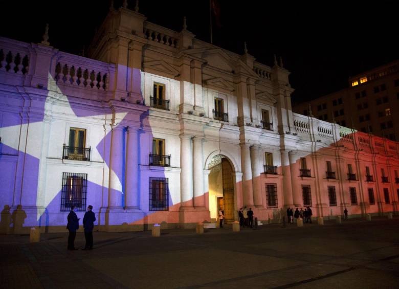 Así se vio el palacio presidencial de La Moneda tras el escrutinio de los votos. Foto: AFP