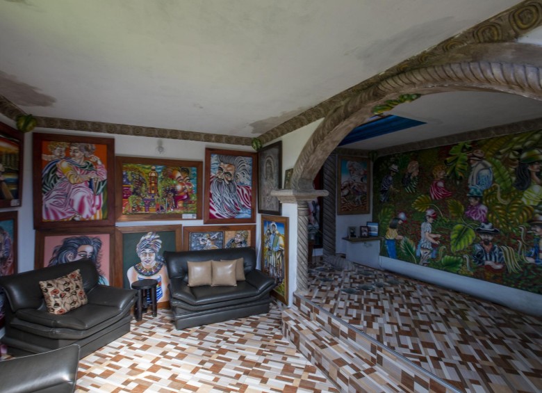 Sala, habitaciones, escaleras y todos los muros de su casa son lienzos. FOTO edwin bustamante