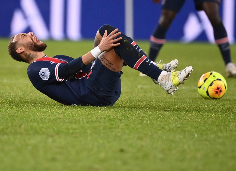 El momento en que Neymar sufrió la lesión y expresó gestos de mucho dolor. FOTO AFP