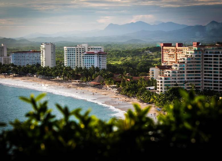 Los diferentes ambientes que reflejan el confort de un buen hotel con la riqueza que brinda la naturaleza del lugar. Deportes como el surf y el golf se destacan. FOTO CORTESÍA BUREAU IXTAPA