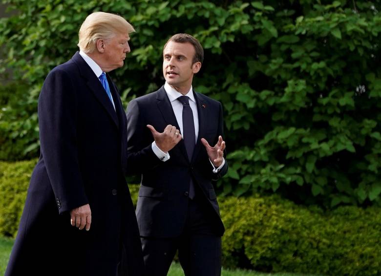 Así, vestidos de traje, los mandatarios de Estados Unidos y de Francia, cavaron un hueco y sembraron el roble en un jardín de la Casa Blanca el pasado 23 de abril. Foto Reuters.
